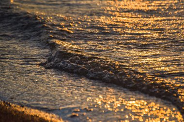 Kışın gölde gün batımı