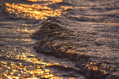 Kışın gölde gün batımı