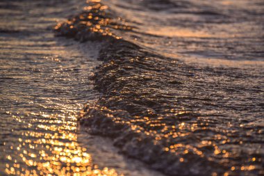 Kışın gölde gün batımı