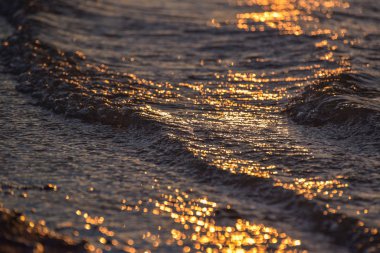 Kışın gölde gün batımı