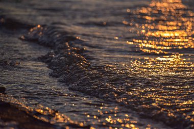 Kışın gölde gün batımı