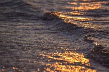 Kışın gölde gün batımı