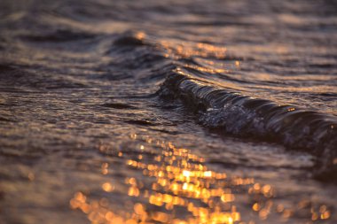 Kışın gölde gün batımı