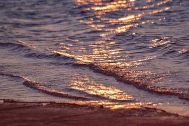 Kışın gölde gün batımı