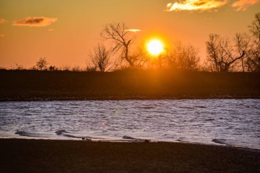Kışın gölde gün batımı