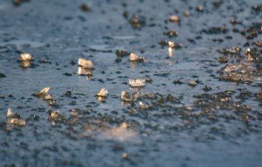 Güneşin ışığı, bir dağ nehrinde buz ve su oyunu