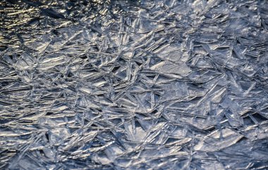 Güneşin ışığı, bir dağ nehrinde buz ve su oyunu