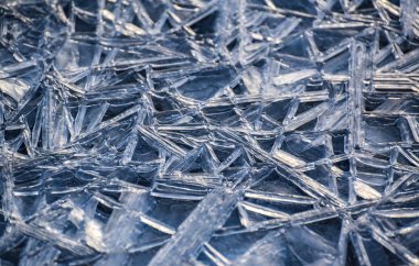 Güneşin ışığı, bir dağ nehrinde buz ve su oyunu