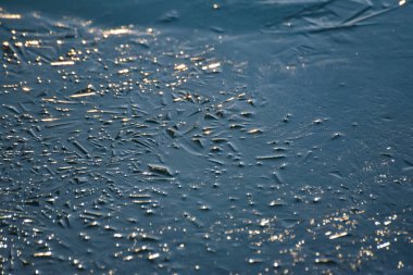 Güneşin ışığı, bir dağ nehrinde buz ve su oyunu