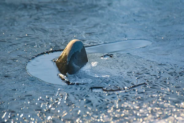 Игра Света Солнца Льда Воды Горной Реке — стоковое фото