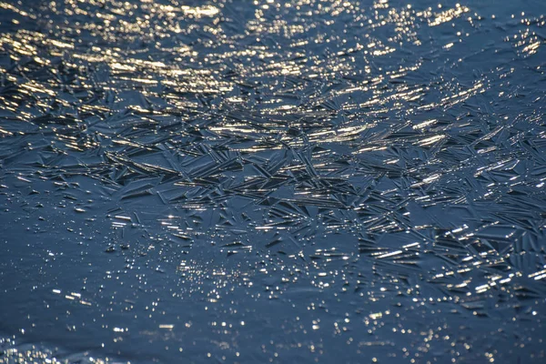 Güneşin Işığı Bir Dağ Nehrinde Buz Oyunu — Stok fotoğraf