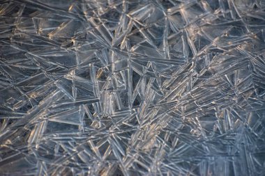 Güneşin ışığı, bir dağ nehrinde buz ve su oyunu