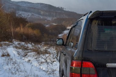 SUV kışın Karpatlar 'da seyahat eder.