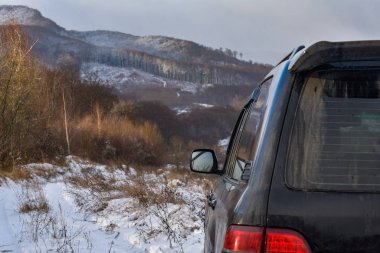 SUV kışın Karpatlar 'da seyahat eder.