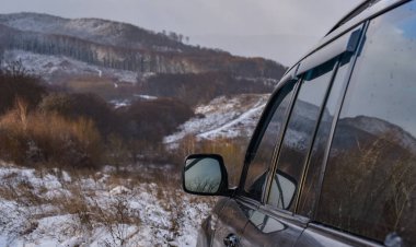 SUV kışın Karpatlar 'da seyahat eder.