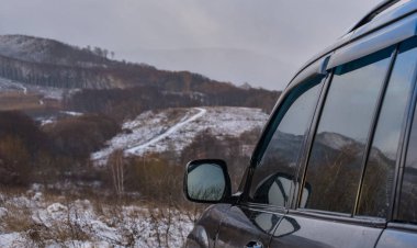 SUV kışın Karpatlar 'da seyahat eder.
