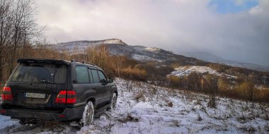 SUV kışın Karpatlar 'da seyahat eder.