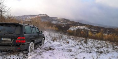 SUV kışın Karpatlar 'da seyahat eder.
