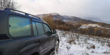 SUV kışın Karpatlar 'da seyahat eder.
