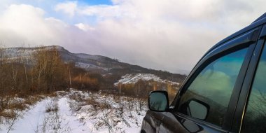 SUV kışın Karpatlar 'da seyahat eder.