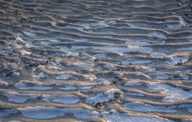 Sahildeki kar manzarası.