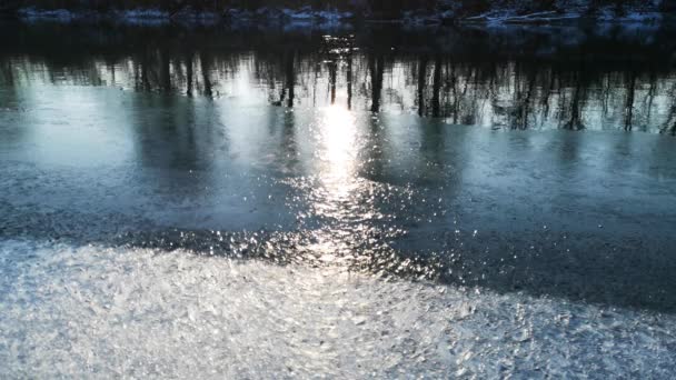 Πάγος Και Ήλιος Ένα Ποτάμι Του Βουνού — Αρχείο Βίντεο