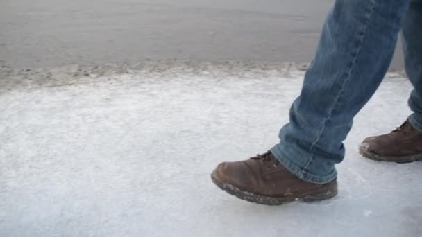 Homem Caminha Sobre Gelo Rio — Vídeo de Stock