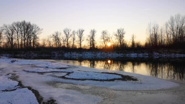 Eis Und Sonne Auf Einem Gebirgsfluss — Stockvideo