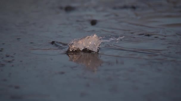 Eis Und Sonne Auf Einem Gebirgsfluss — Stockvideo