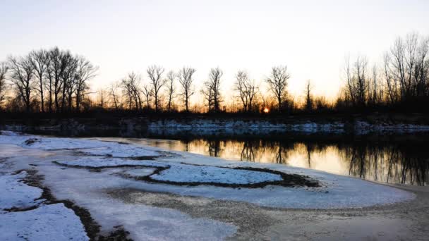 Glace et soleil sur une rivière de montagne 