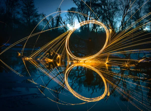 Geceleri ateşle çizmek