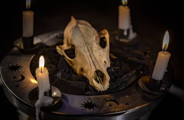 Okült sembollerin metaforik durgun yaşamı