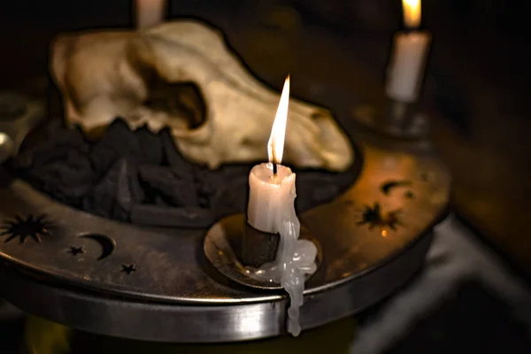 Okült sembollerin metaforik durgun yaşamı