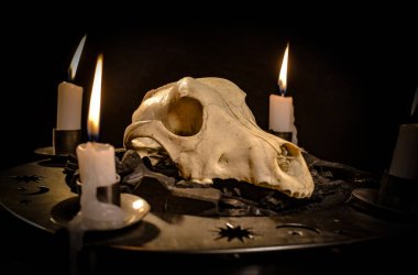 Okült sembollerin metaforik durgun yaşamı