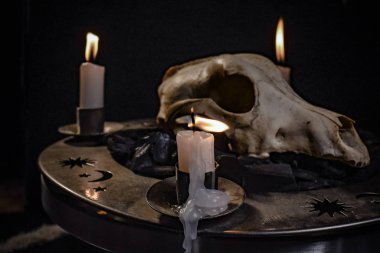 Okült sembollerin metaforik durgun yaşamı