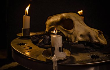 Okült sembollerin metaforik durgun yaşamı