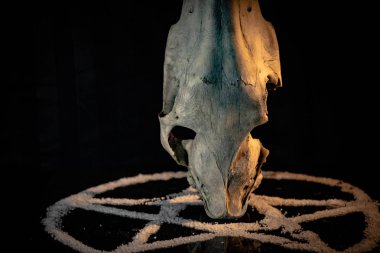 Okült sembollerin metaforik durgun yaşamı