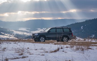 SUV kışın seyahat eder.