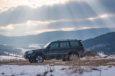 SUV kışın seyahat eder.