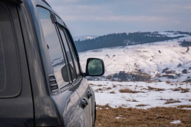 SUV kışın seyahat eder.