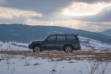 SUV kışın seyahat eder.