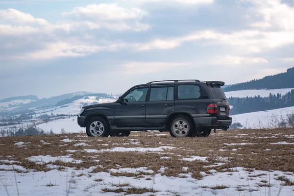 Suv Reist Winter — Stockfoto