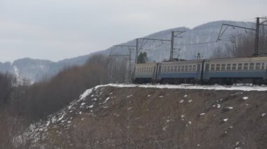 dağlarda tren var.