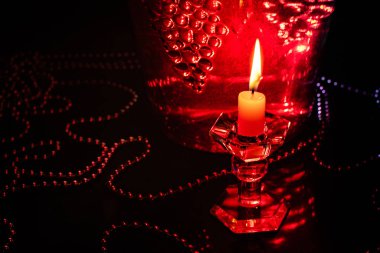 Bir mum ve şarap kadehiyle hayat