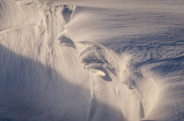 Gün batımında kar yağışı manzarası