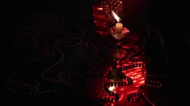 Bir mum ve şarap kadehiyle hayat