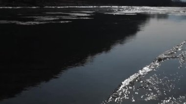 Bir dağ nehrinde buz sürükleniyor.