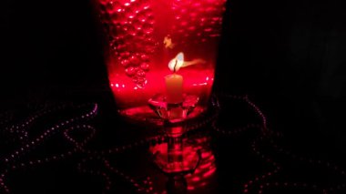 Bir mum ve şarap kadehiyle hayat