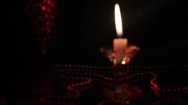 Bir mum ve şarap kadehiyle hayat