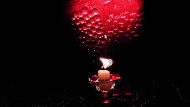 用蜡烛和酒瓶过着平静的生活 — 图库视频影像